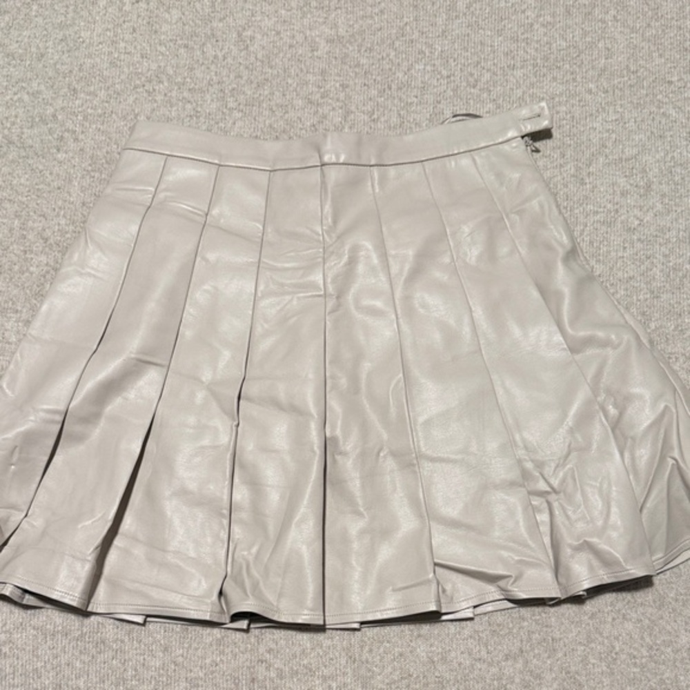 Elegant Ecru Pleated Faux Leather Skirt, size M, worn once